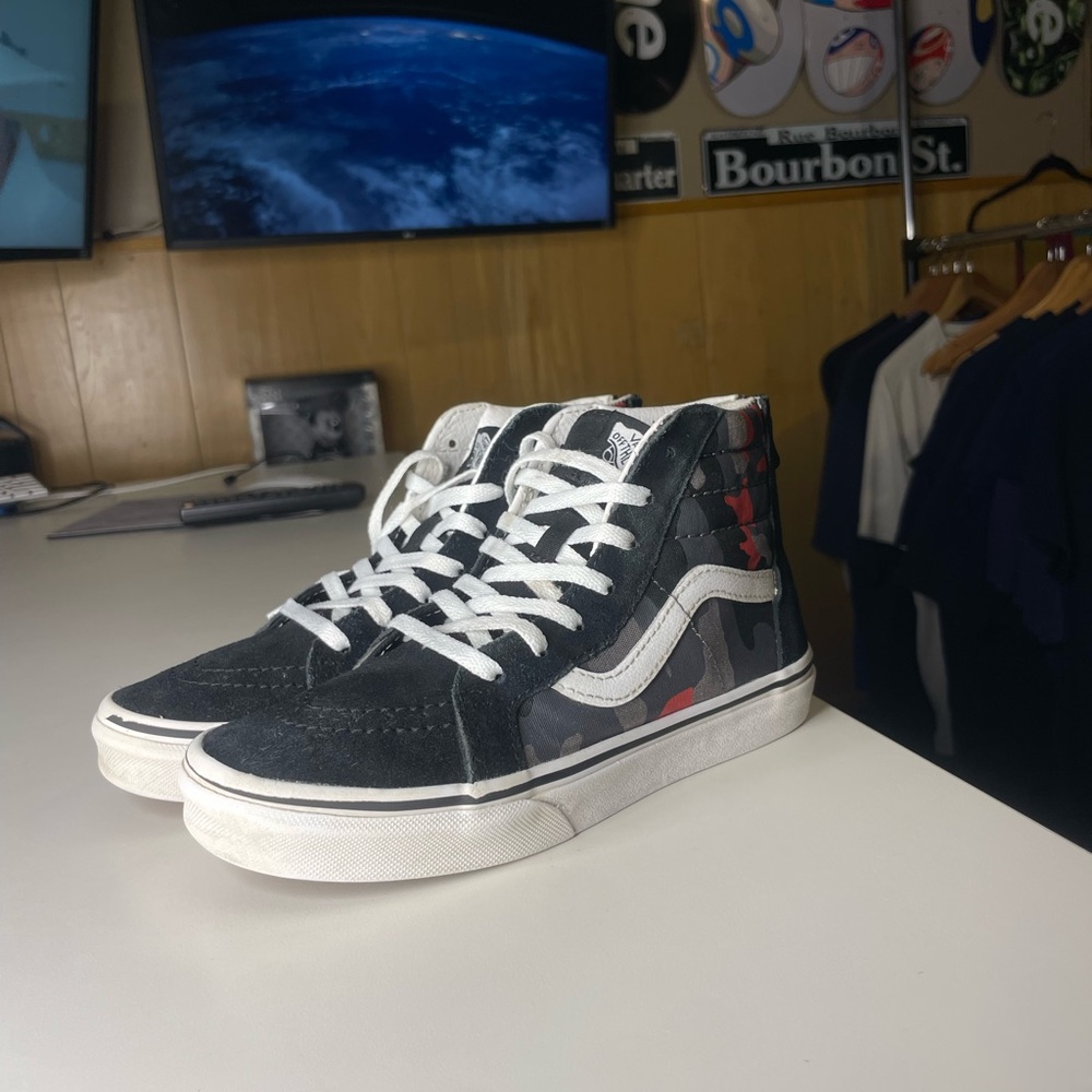 Vans Sk8-Hi size 3Y boys Black Zipper Back
